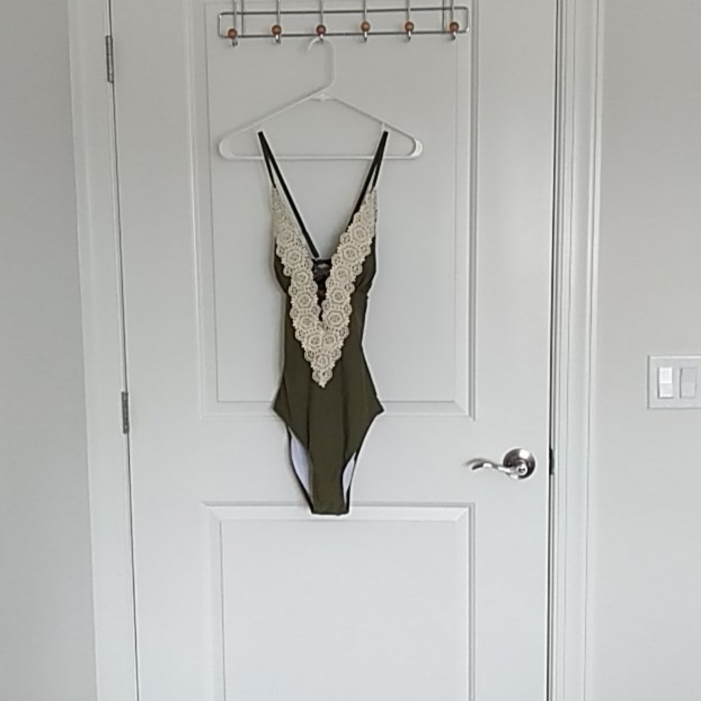 NWT Cupshe lace-trim olive green swimsuit medium